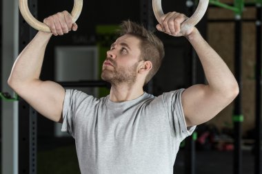 Kaslı adam ve daireler