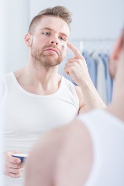 Yüz kremi kullanan adam