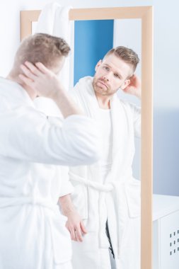 Banyoda kendini beğenmiş adam