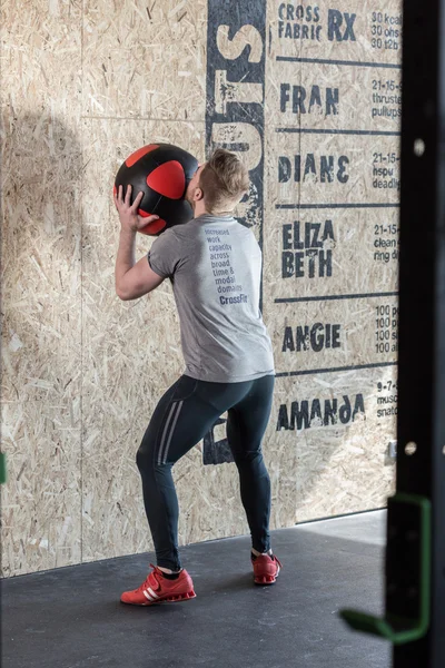 Squats met bal — Stockfoto