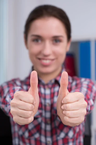 Geschäftsfrau mit erhobenem Daumen — Stockfoto