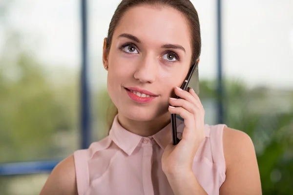 Telefonní rozhovor s klientem — Stock fotografie