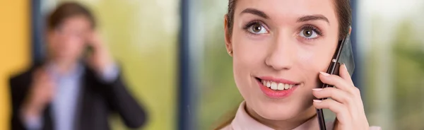 Geschäftsabwicklung am Telefon — Stockfoto