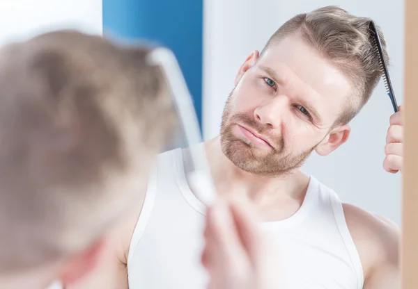 Mann frisiert Haare — Stockfoto