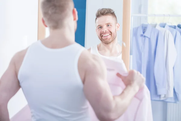 Homem narcisista escolher camisa — Fotografia de Stock