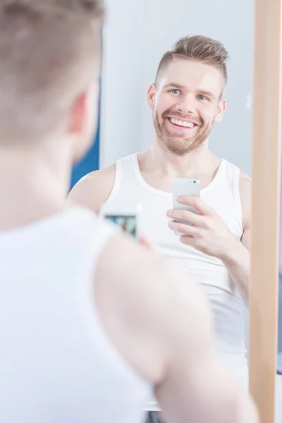 Taking a photo of himself — Stock Photo, Image