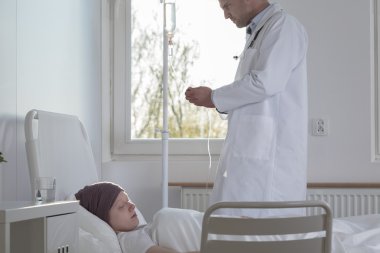 Doktor hastayla ilgileniyor.