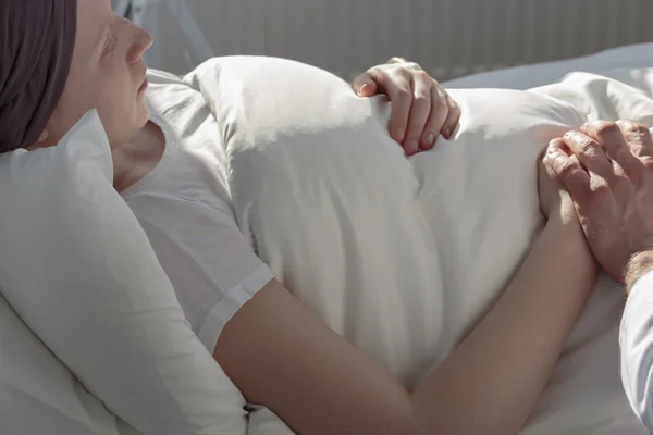 ผู้หญิงที่เป็นมะเร็งนอนบนเตียงโรงพยาบาล — ภาพถ่ายสต็อก