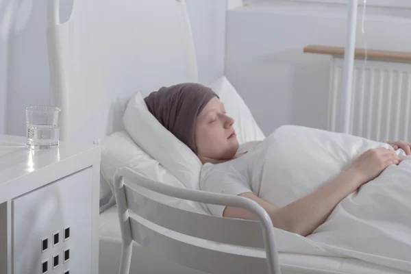 Tonårsflicka med blodcancer — Stockfoto