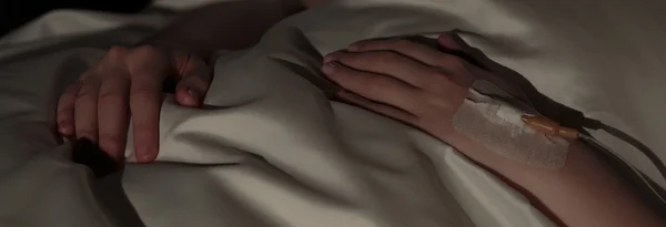 Рука ребенка с внутривенной канюлей — стоковое фото