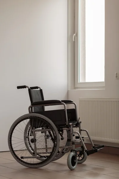 Cadeira de rodas em quarto vazio — Fotografia de Stock