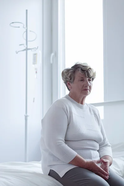 Senior dame in ziekenhuis kamer — Stockfoto