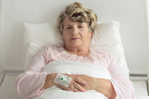 Mujer mayor con goteo intravenoso —  Fotos de Stock