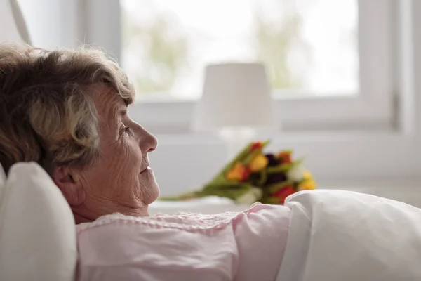 Mulher sorridente doente — Fotografia de Stock