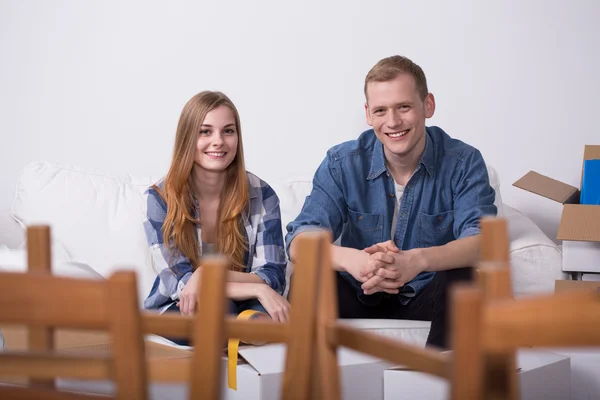 Äktenskap flytta in i nya hem — Stockfoto