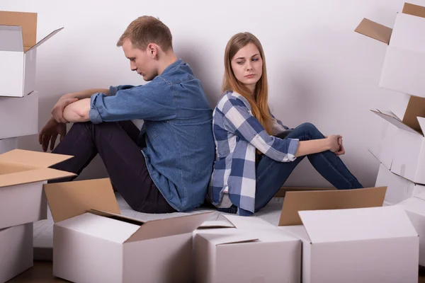 Couple arguing during relocation — Stock Photo, Image