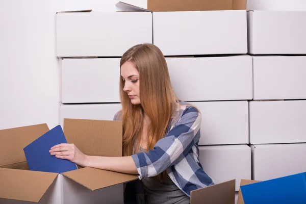 Caja de cartón de embalaje de mujer — Foto de Stock