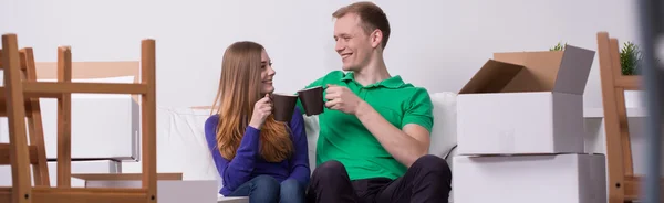 Couple boire du thé dans une nouvelle maison — Photo