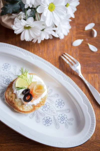 Blintz delicioso com creme — Fotografia de Stock