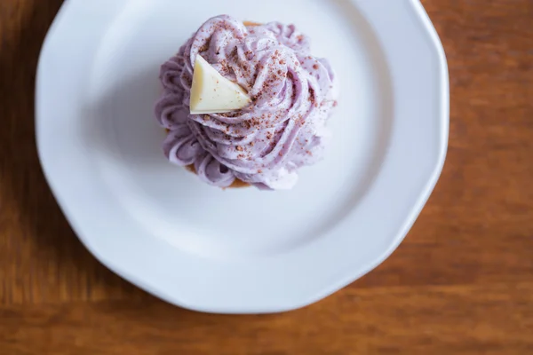 Bolinho polvilhado com cacau — Fotografia de Stock