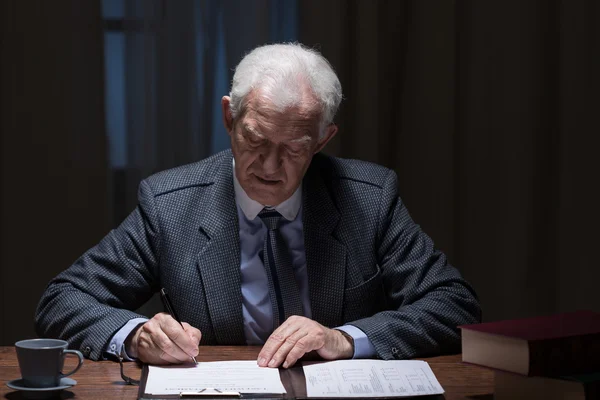 Hombre llenando los documentos —  Fotos de Stock