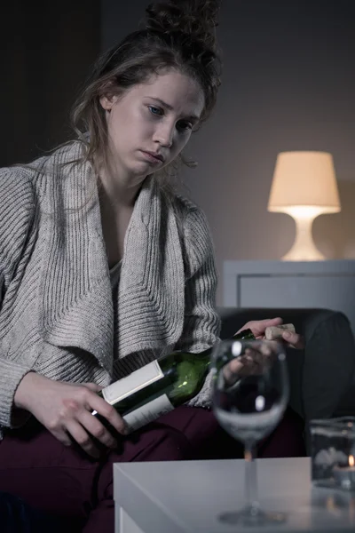Жінка тримає пляшку вина — стокове фото