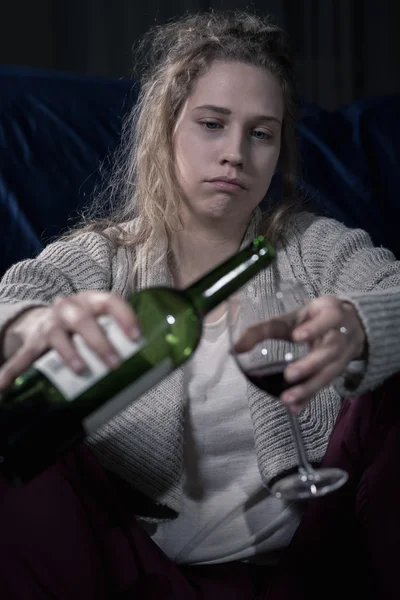 Kvinnliga alkoholhaltiga hälla vin — Stockfoto