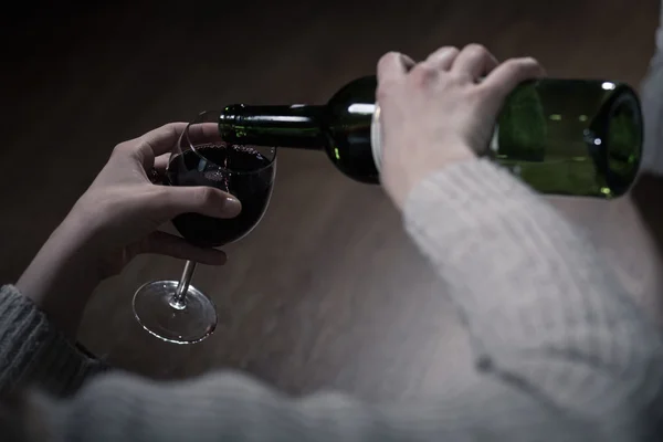 Руки алкоголика разливают вино — стоковое фото