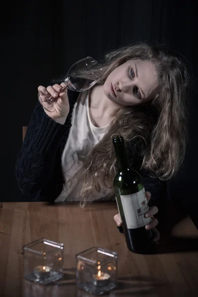 Vrouw met problemen drinken van wijn — Stockfoto