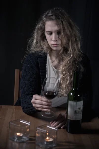 Eenzame vrouw verslaafd aan alcohol — Stockfoto