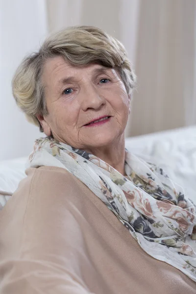 Porträt einer glücklichen Seniorin — Stockfoto
