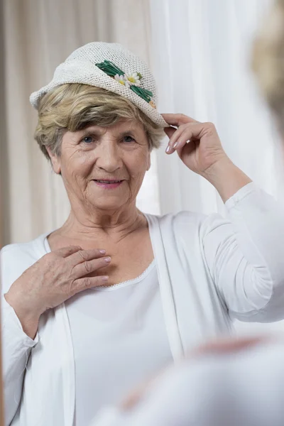 Trying on new hat — Stock Photo, Image