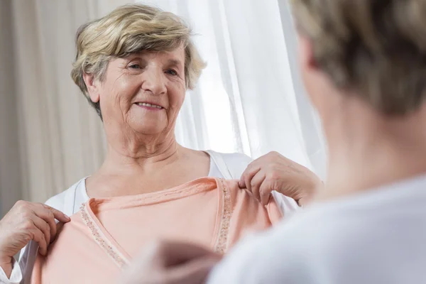 Frau wählt Kleid — Stockfoto