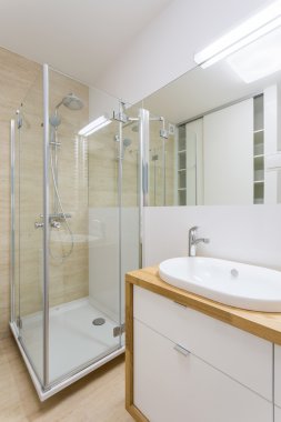 Cam duşlu banyo.