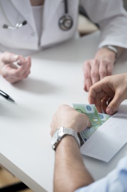 Doktor ve rüşvet
