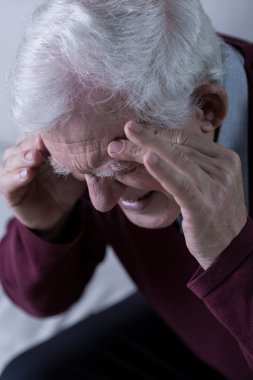 Kıdemli baş ağrısı ile