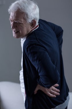 Yaşlı adam backpain