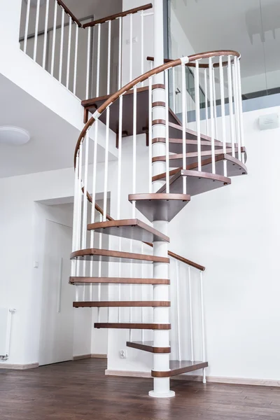 Спиральная лестница в гостиной — стоковое фото