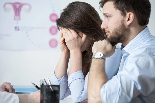 Mujer llorando con marido — Foto de Stock