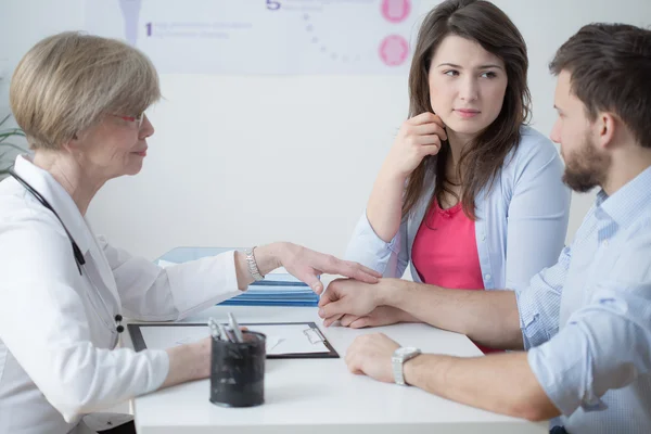 Unterstützende Frauenärztin — Stockfoto