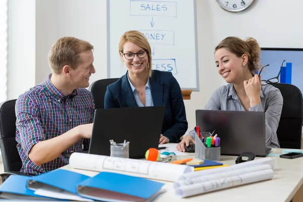 Dipendenti dell'ufficio parlando — Foto Stock