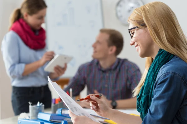 Junge Praktikanten im Büro — Stockfoto