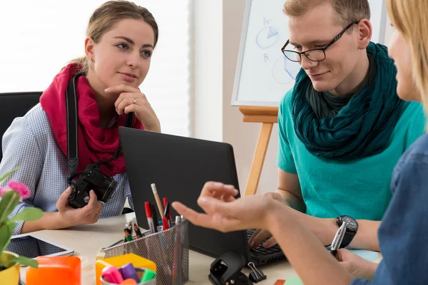 Travailler à une agence artistique — Photo