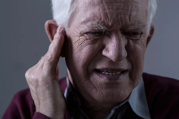 Oude man met tinnitus — Stockfoto