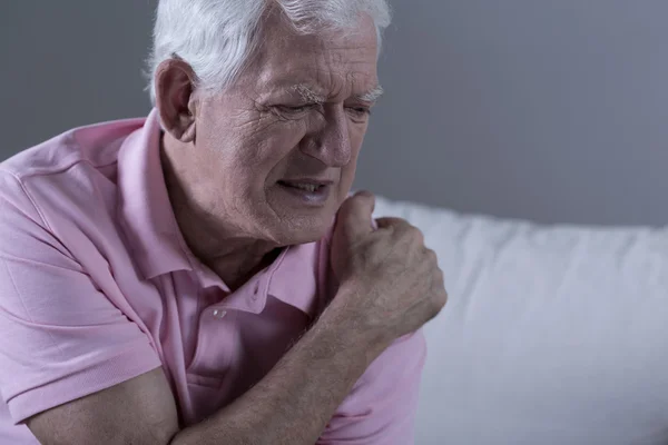 Senior with shoulder pain — Stock Photo, Image