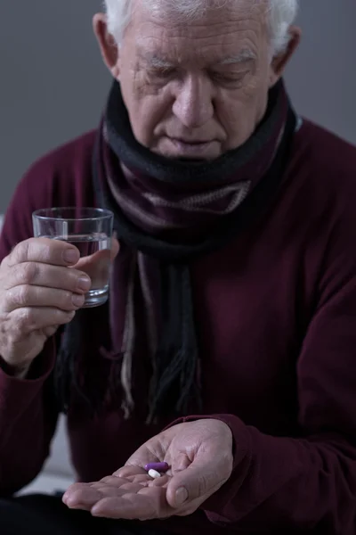 Hombre de edad avanzada tomando medicamentos — Foto de Stock
