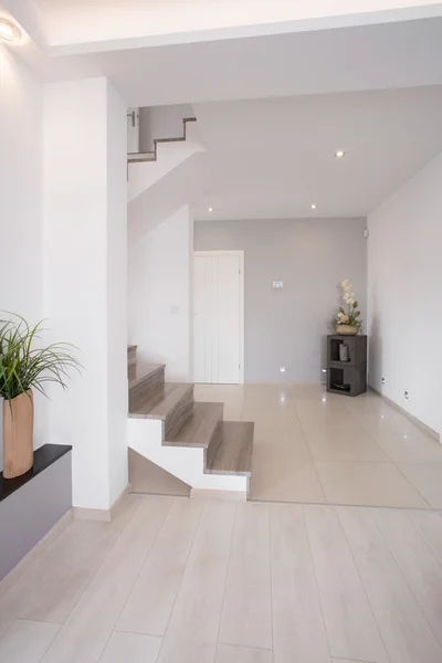 Pasillo con escaleras — Foto de Stock