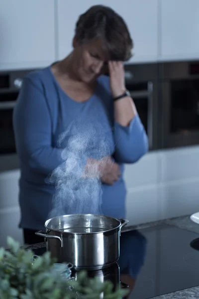 Solitário viúva cozinhar — Fotografia de Stock