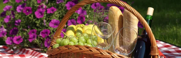 Summer picnic basket — Stock Photo, Image