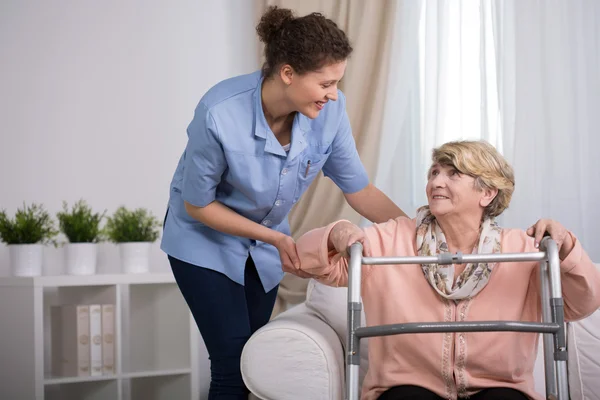 Gewonde vrouw met walker — Stockfoto